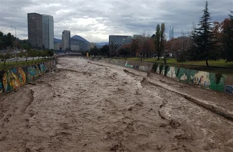 El Desborde Del Río Mapocho Por Las Fuertes Lluvias Generó Caos Y