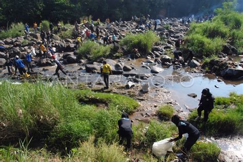 Mulung Sampah Ciliwung Di Kota Bogor Antara Foto