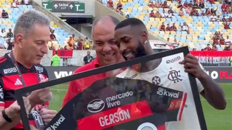 Gerson Homenageado Antes De Completar Jogos Pelo Flamengo No