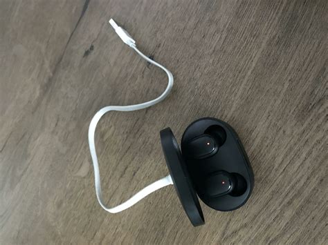 Как заряжать наушники Redmi airdots?