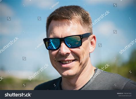 144285 Imagens De Man Short Hair Imagens Fotos Stock E Vetores Shutterstock