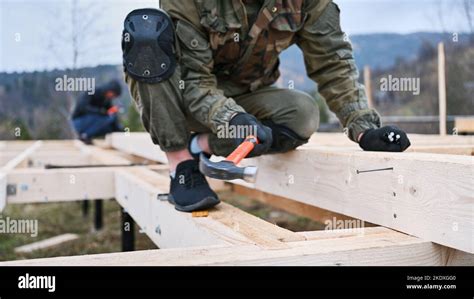 Hombre Trabajador Construyendo Casa De Madera Carpintero Martillando