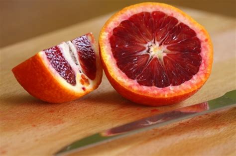 Почему апельсины красные?
