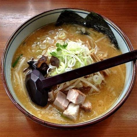 札幌ラーメンの人気店白樺山荘を紹介。口コミやおすすめメニューは？ あそびば北海道！