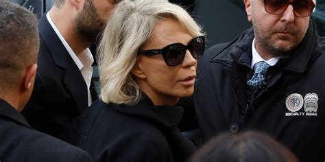 Maria De Filippi ai funerali di Berlusconi: perché era in bianco
