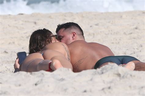 Priscila Fantin Flagrada Em Clima De Romance Em Uma Praia No Rio De