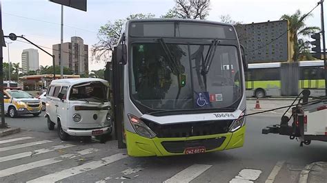 Kombi e ônibus do Move batem na Região da Pampulha em BH Minas