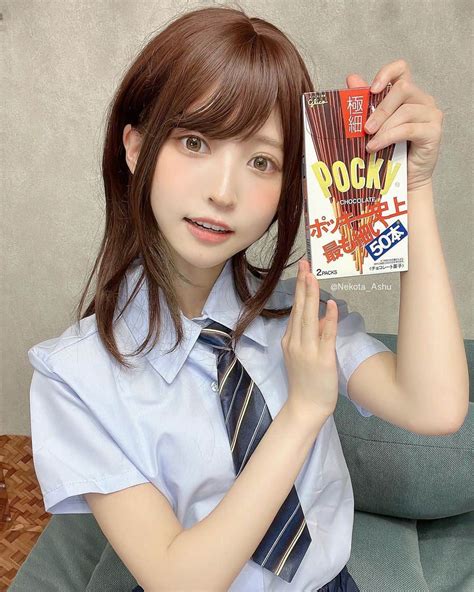 猫田あしゅさんのインスタグラム写真 猫田あしゅinstagram 「ポッキー食べよ〜！ Shibuya セーラー服 Sailor Cosplayer Japanesegirl