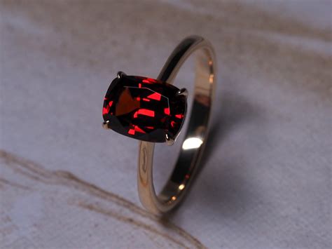 Золотое кольцо с гранатом 6450