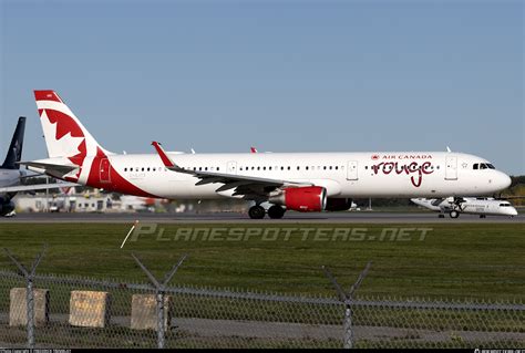 C GJTX Air Canada Rouge Airbus A321 211 WL Photo By FREDERICK TREMBLAY