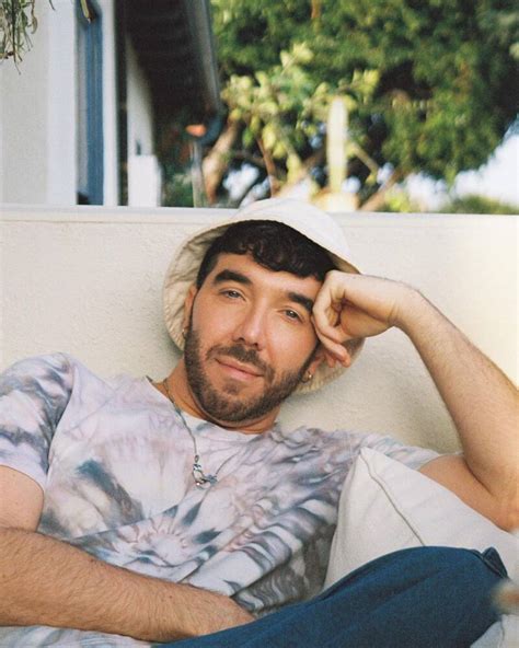 Terapia de conversão estrela da Disney teve que passar por choque elétrico após se assumir gay