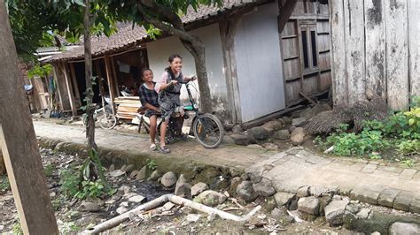 Viral Nyata Rumah Nyentrik Terpencil Di Tepi Jurang Di Desa Soklatan