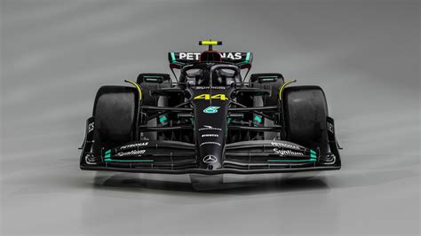 mercedes  car marks return  black livery