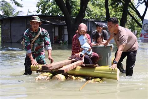 Banjir Yang Melanda Kabupaten Demak Dan Memutus Jalur Transportasi