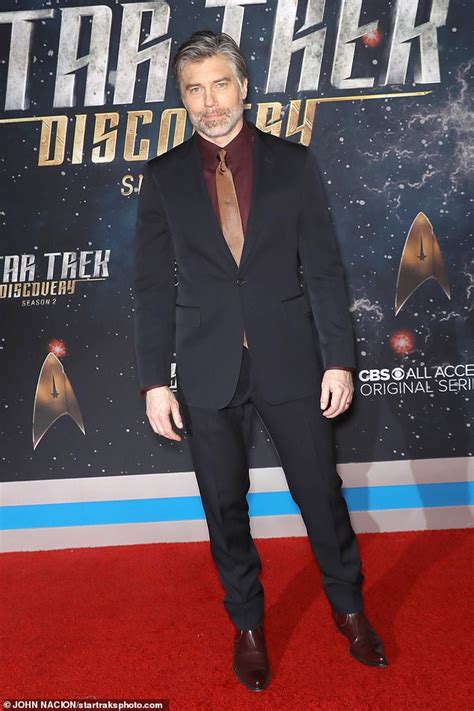 Sonequa Martin Green Looks Glam In Asymmetric Dress At Star Trek Discoverys Season Two Premiere