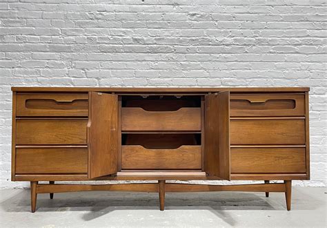 Long Mid Century Modern Walnut Dresser By Bassett Furniture Co C 1960s For Sale At 1stdibs