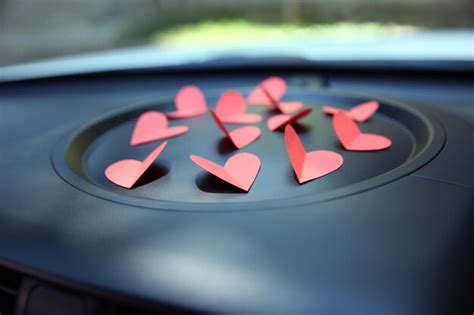 Corazones De Papel En El Salpicadero Del Coche Foto Premium