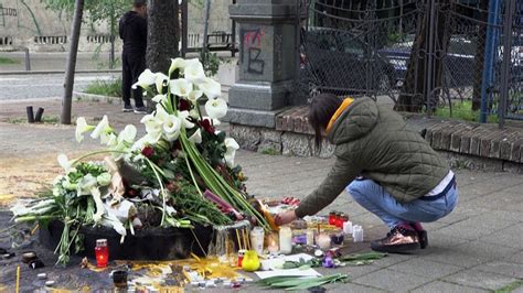 Belgrado Fiori E Candele Fuori Dalla Scuola Vladislav Ribnikar Per Le