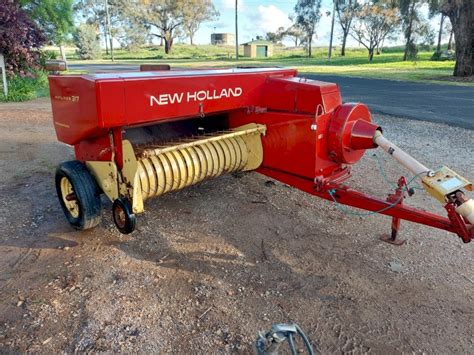 New Holland Hayliner 317 Square Baler Farm Tender