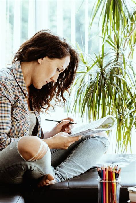 Livre De Coloriage De Dessin De Femme La Maison Dans Le Temps De