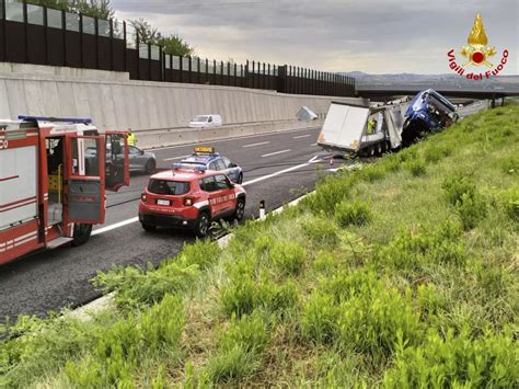 Tir Si Ribalta Sulla A14 E Perde Il Carico Capocronaca