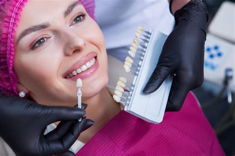 Paciente Joven Con Una Sonrisa Bonita Examinando La Inspección Dental