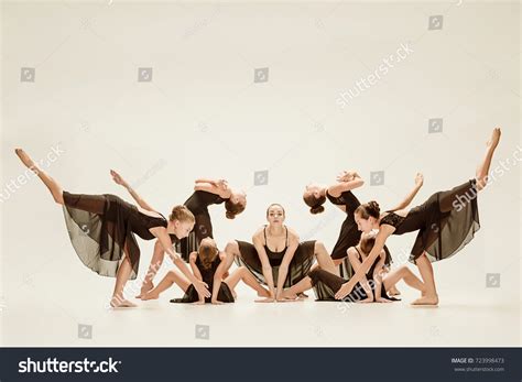 Group Modern Ballet Dancers Stock Photo 723998473 Shutterstock