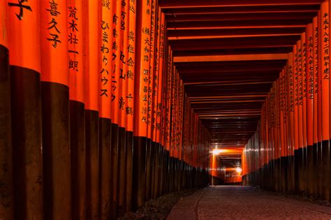 夜の伏見稲荷大社の千本鳥居 By 宮本よしひさ （id：2766645） 写真共有サイト Photohito