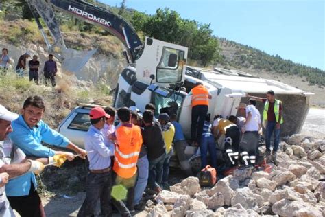 Ta Y Kl Kamyon Otomobilin St Ne Devrildi Yaral Son Dakika