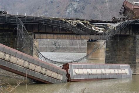 Train Derails Into Potomac River Near Harpers Ferry Nbc4 Washington