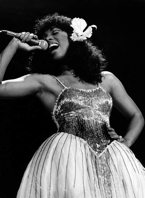 Download Donna Summer Singing New York City 1979 Wallpaper