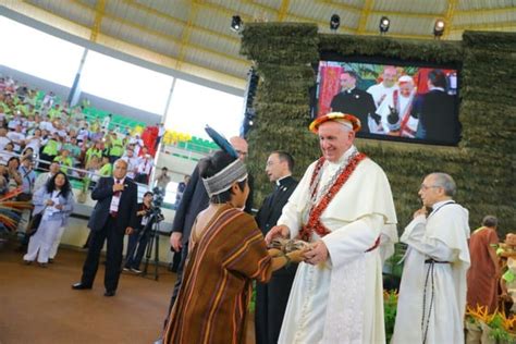 Papa Francisco en Puerto Maldonado sumo pontífice lució regalos de