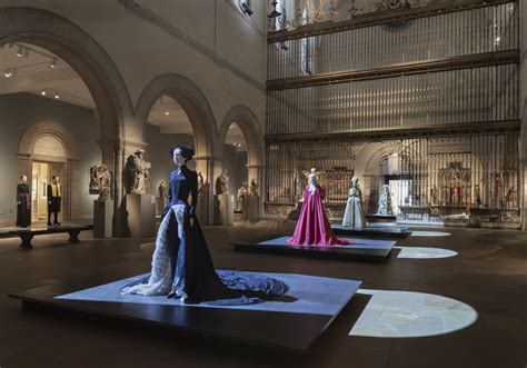 Tour the fashion and architecture of the Met's "Heavenly Bodies ...