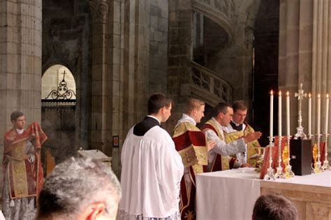 Catholicvs Sacerdote Reci N Ordenado Oficia Su Primera Misa Solemne En