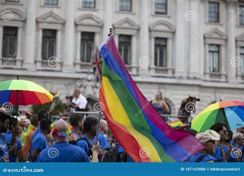 London Uk De Julho De Pessoas Acenam Bandeiras Do Orgulho Gay