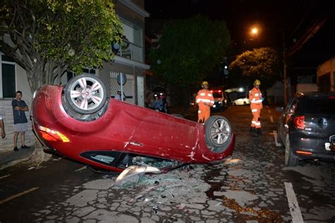 Carro Capota Ap S Bater Em Dois Ve Culos No Bairro Porto