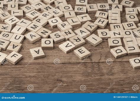 Letras Do Cubo Em Uma Tabela De Madeira Como Um Fundo Imagem De Stock