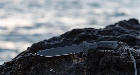 Showing off the Green Beret : knives