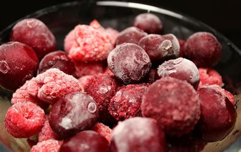 Vista De Cerca De Bayas De Frutas Mixtas Congeladas En Un Vaso Foto De