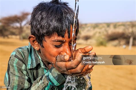 Jeune Garçon Indien Boire De Leau Douce Le Désert Village Rajasthan Inde Photo Getty Images