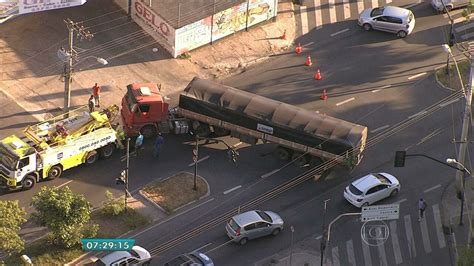 V Deo Acidente Carreta Prejudica O Tr Nsito No Bairro Jo O