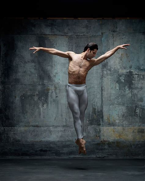 Stunning Photo Series Spotlights The Graceful Movements Of Dancers En