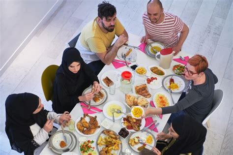 Vista superior da família muçulmana tendo iftar durante o mês sagrado