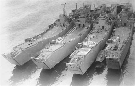 [Photo] Japanese Navy landing ships No. 150, No. 101, No. 127, and No ...