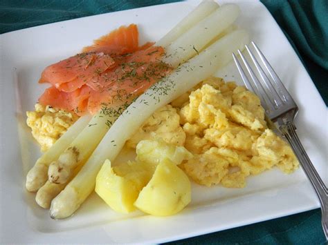 Spargel auf Rührei mit Räucherlachs von sissimuc Chefkoch