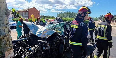 Tres heridos en un brutal choque de un turismo contra un árbol en León