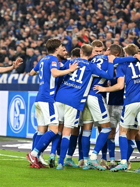 Schalke 04 Sendet In Der Zweiten Liga Ein Lebenszeichen