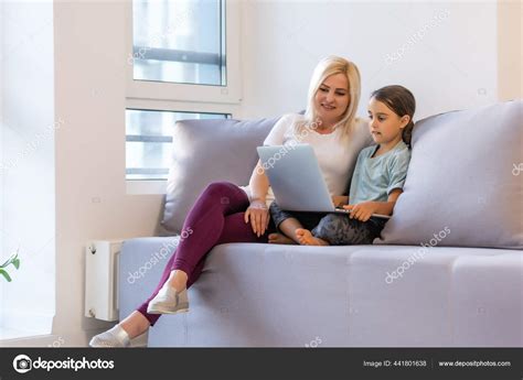 Belle femme aidant sa fille à faire ses devoirs à la maison image libre