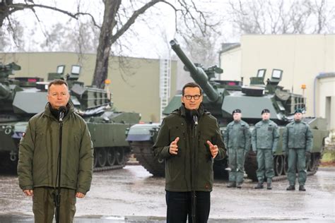 Mateusz Morawiecki i Mariusz Błaszczak na poligonie w Biedrusku