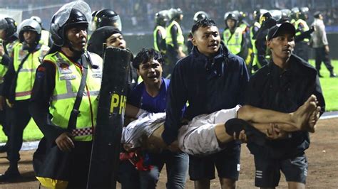 Batalla Campal En Un Partido De F Tbol En Indonesia Las Im Genes De La